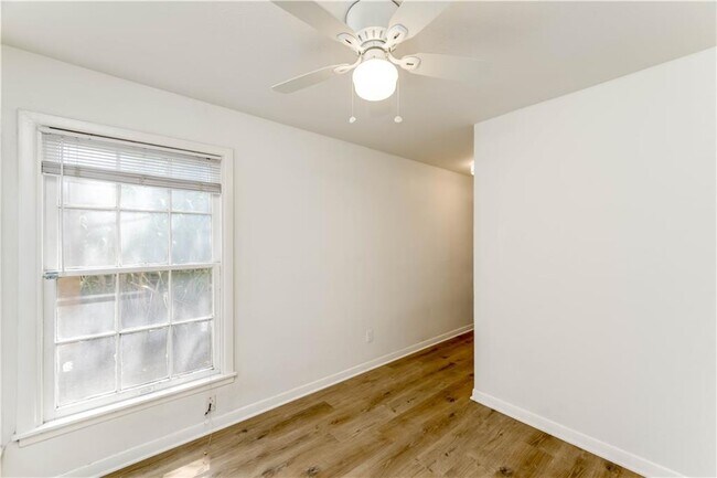 Building Photo - 1505 W 12th St