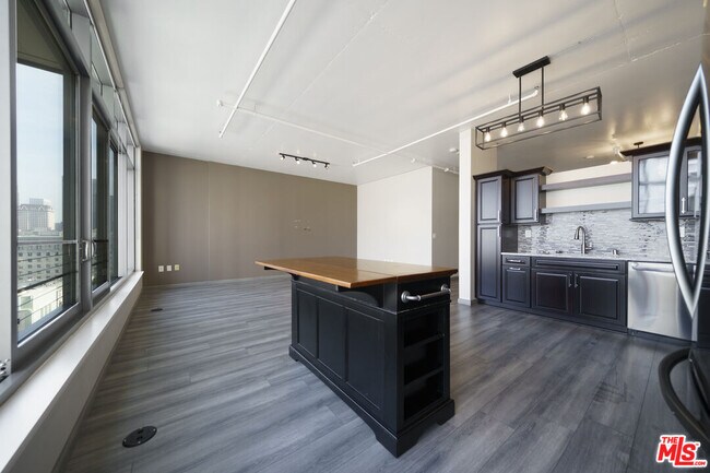 Building Photo - 1100 S Hope St