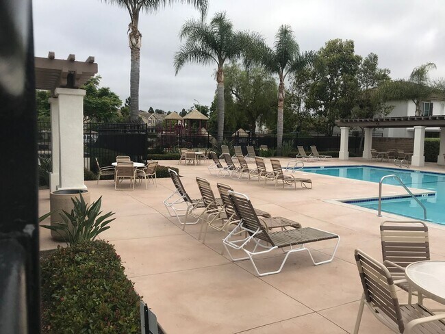 Building Photo - Gorgeous Oceanside Home