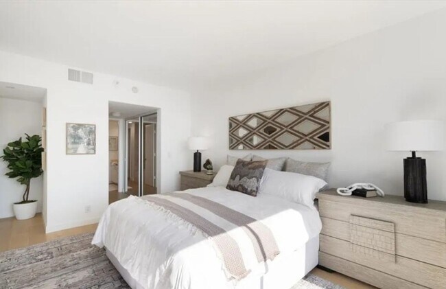 Building Photo - 2-Bedroom, 2-Bathroom Home in Prime Long B...