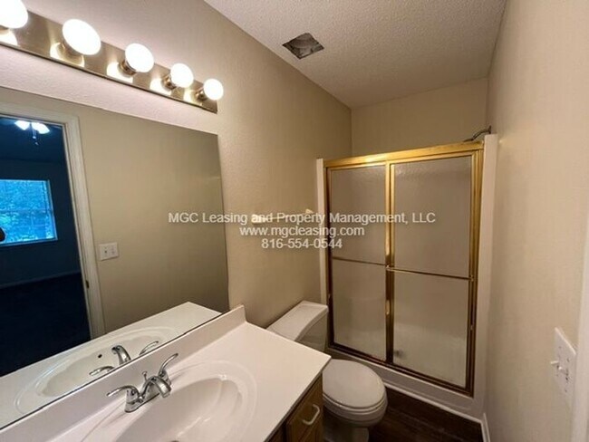 Building Photo - Charming Updated Living Near Historic Downtown Lee’s Summit!