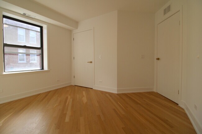 Building Photo - 933 N Ashland Ave