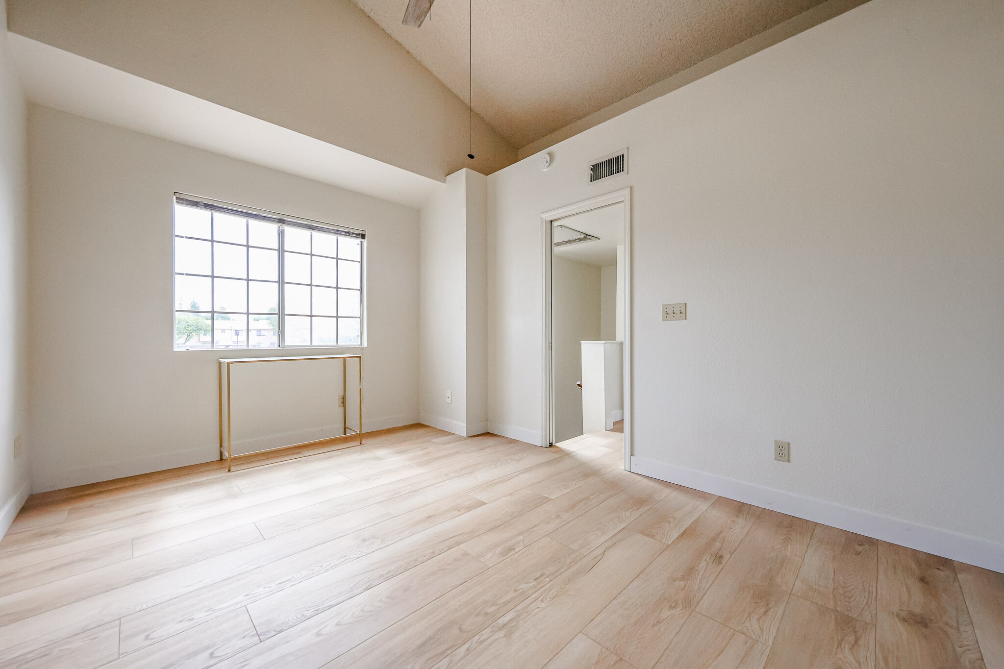 Building Photo - 625 S Westwood