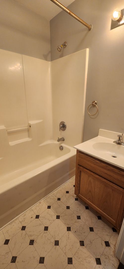 Building Photo - 4 Bedroom - Less than 2 miles from Swamp R...