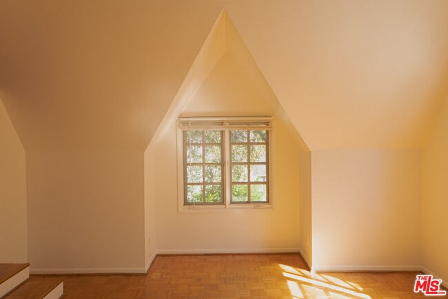 Building Photo - 2829 Beachwood Dr