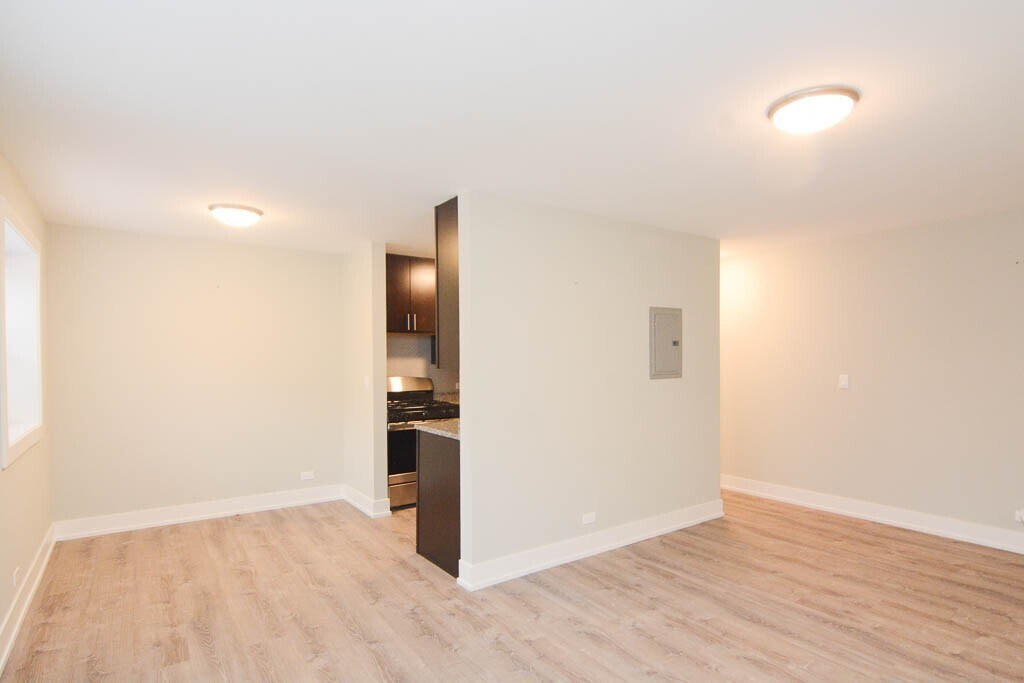 Building Photo - 535 W Surf St