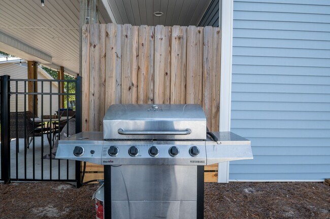 Building Photo - NEW, CLEAN OFF-SEASON RENTAL NOVEMBER THROUGH MID-MAY