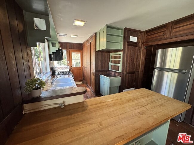 Building Photo - 2731 N Beverly Glen Blvd