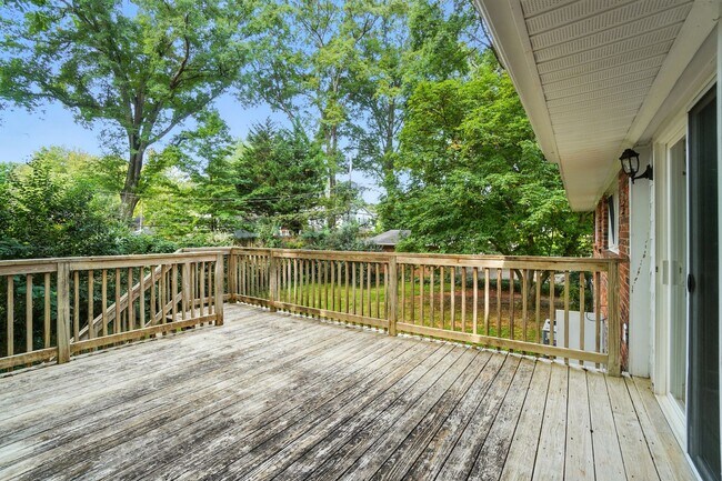 Building Photo - Perfect blend of Charm and Convenience!
