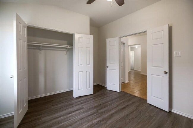 Building Photo - 137 Langtry Ln