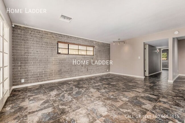 Building Photo - 1338 W Culver St