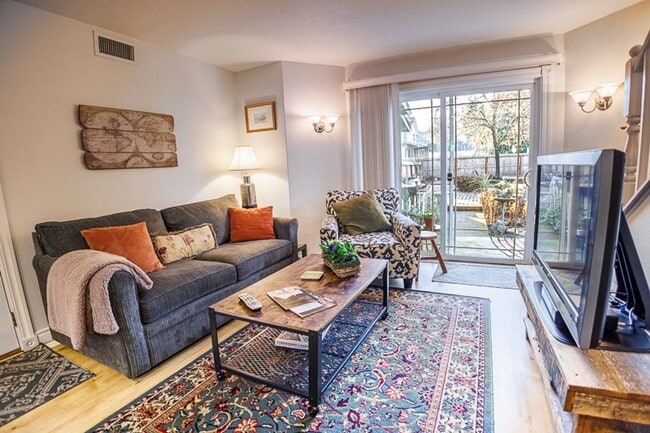 Building Photo - The Nest: Fully Furnished detached Cottage...