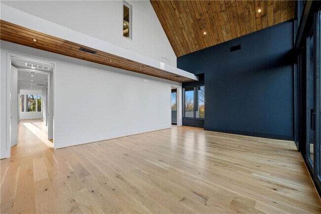 Building Photo - 1033 Reeder Cir NE