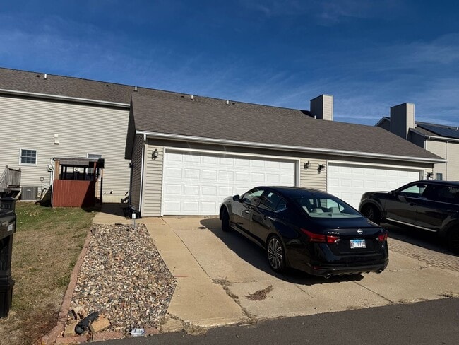 Building Photo - Beautiful 3B 2.5 bathroom townhouse in Normal