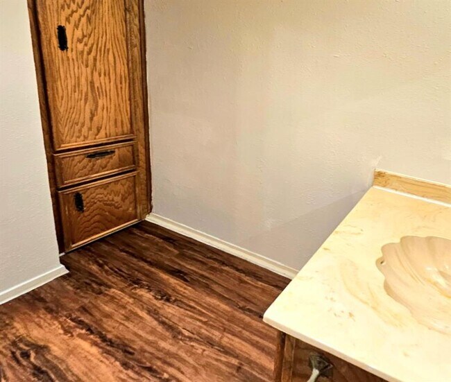 Building Photo - 802 Kimberly St