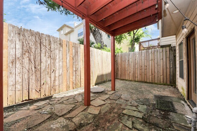 Building Photo - 584 Bomar St