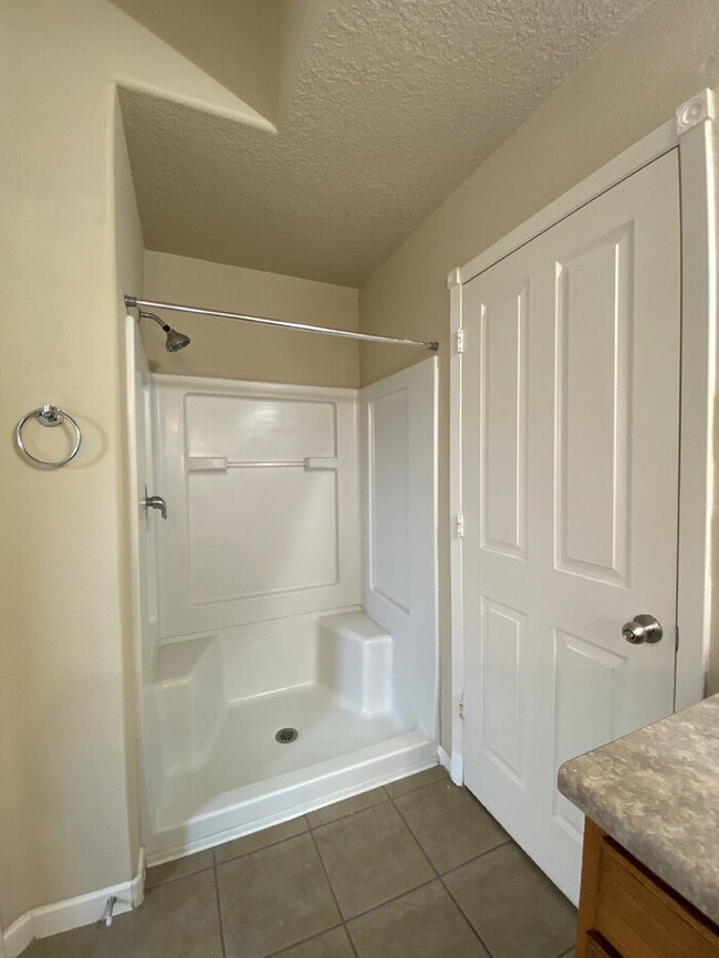 Building Photo - Spacious- 2 Living Rm/3BR/2Bath in Cabezon