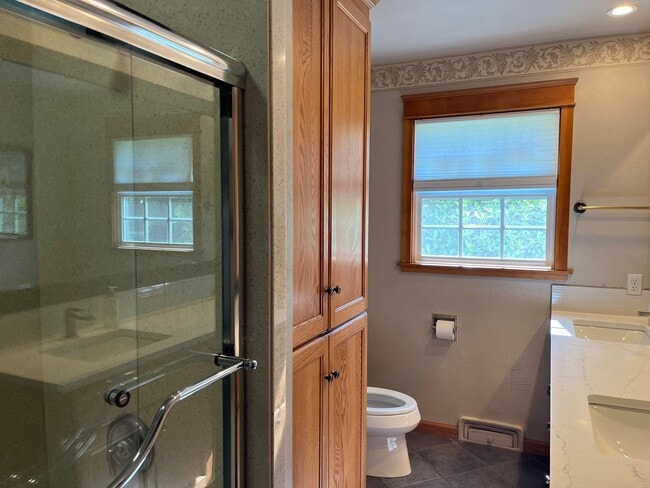 Building Photo - Beautiful custom 3 bedroom 2 bath house in...