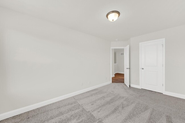 Building Photo - Gorgeous Townhome in Belmont!