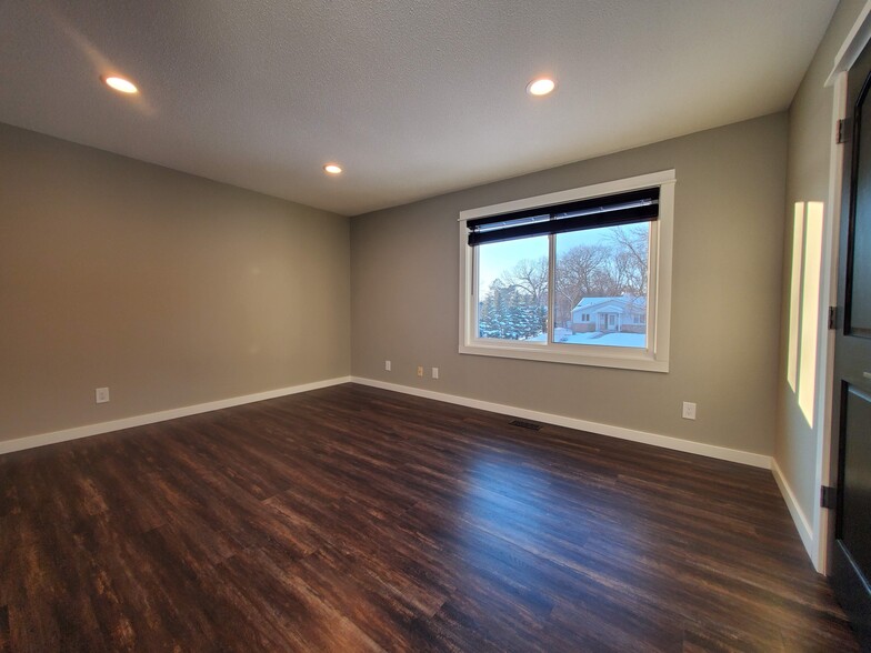 Large master bedroom located on the main floor. - 2525 Cedar Hills Drive