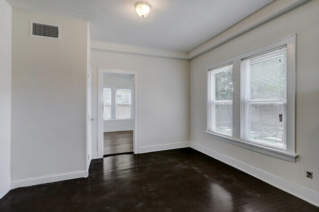 Building Photo - 3004 Isabella St