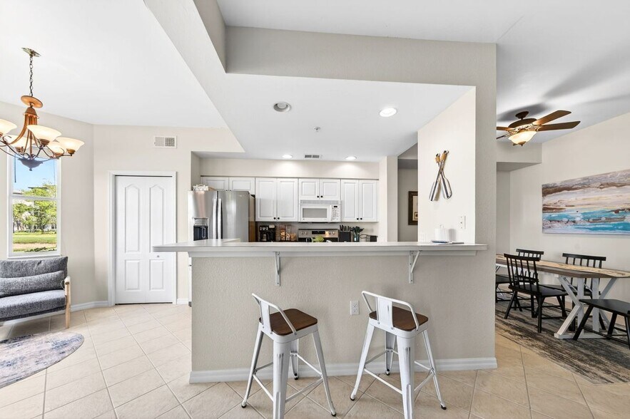 Building Photo - 16635 Lake Cir Dr