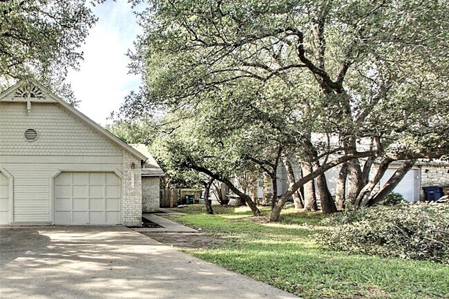 Building Photo - 8811 Clearbrook Trail