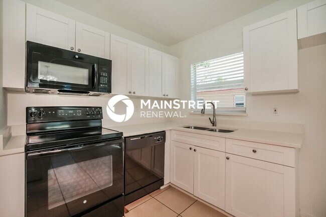 Building Photo - 3 Bedroom Pet-Friendly Home in Fort Myers, FL with Main Street Renewal
