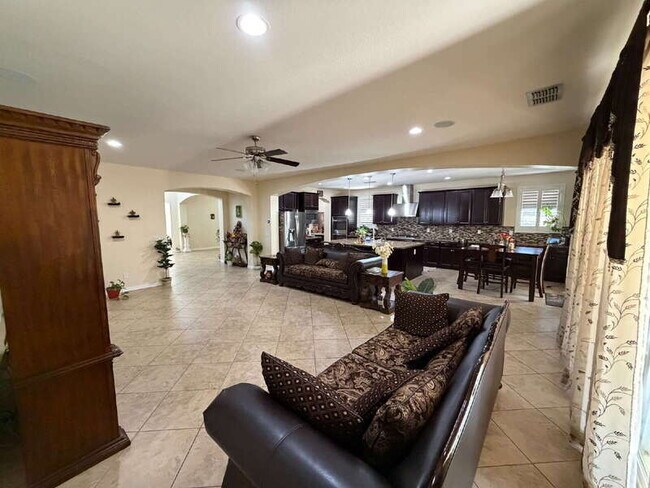 Building Photo - 2595 E Ebony Dr