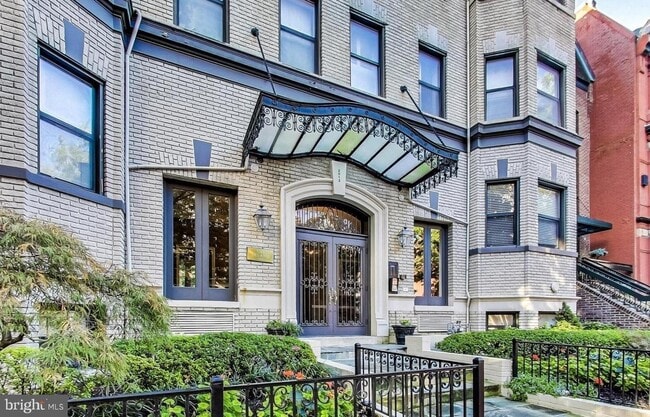 Historic updated Beaux Arts building with secure entry in beautiful Dupont Circle.. - 2012 O St NW