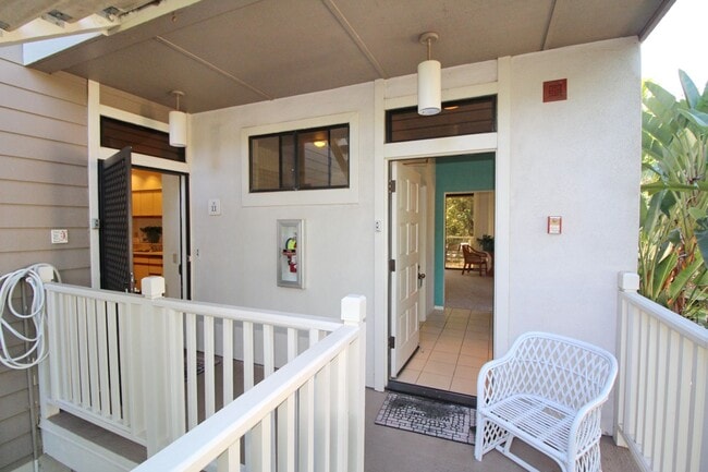 Building Photo - Spacious Furnished Grand Champions End Unit Available