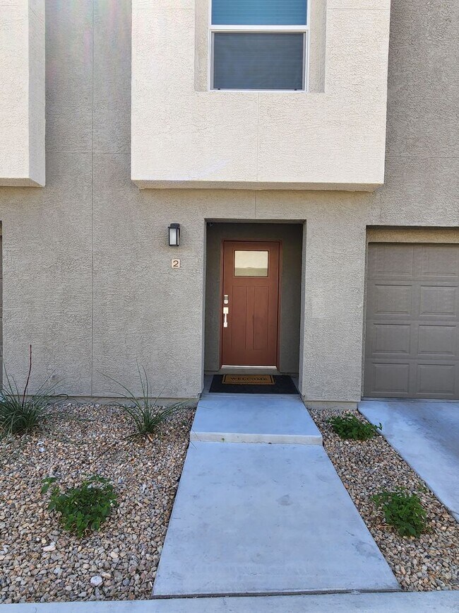 Primary Photo - Charming 3BR/2.5BA Home in Las Vegas – Uti...