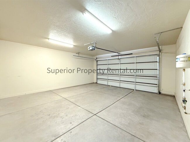 Building Photo - 4 bed, 2.5 bath duple w/2 car garage