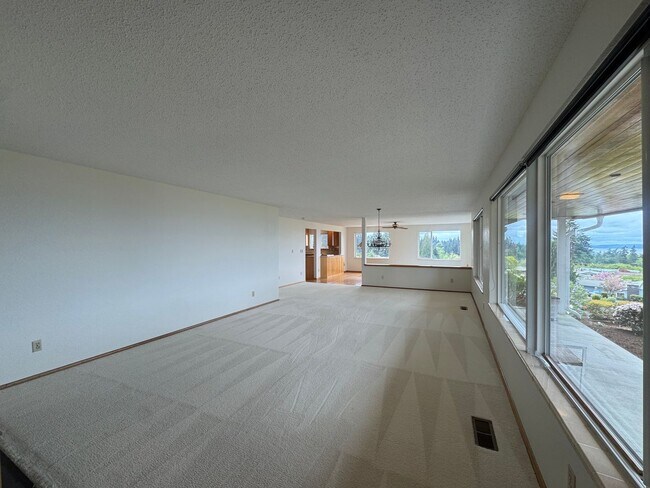 Building Photo - Stunning Three Bedroom With Amazing Views!
