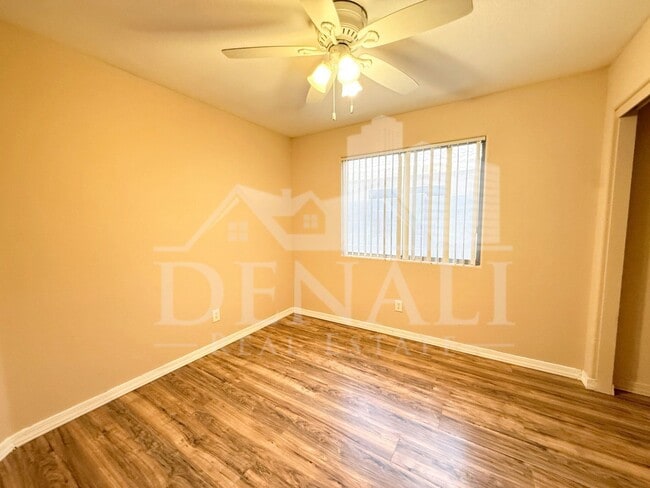 Building Photo - 5061 W Glenview Pl