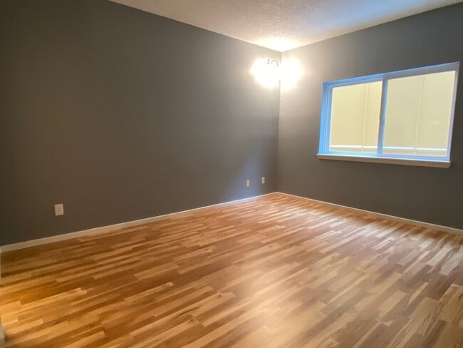 Building Photo - Spacious and turn key ready 2 bedroom apartment close to downtown. 2 parking spots and additional...