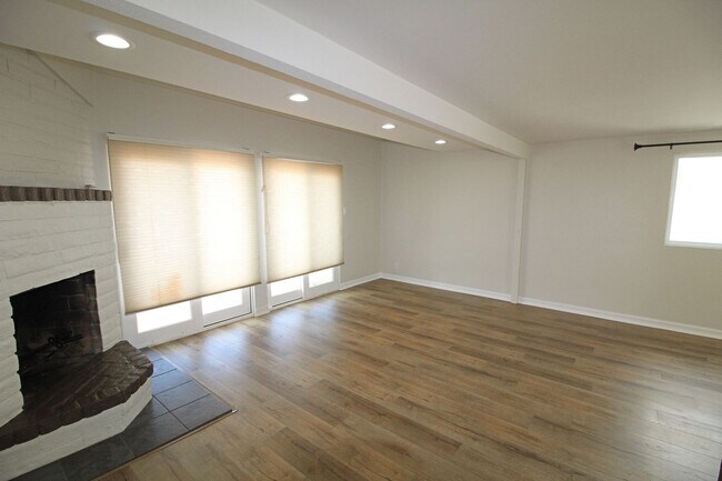 Building Photo - Oceanfront Silverstrand | 4 Bedroom + 3 Ba...