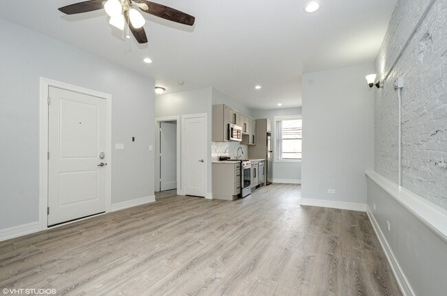 Building Photo - 7622 N Eastlake Ter