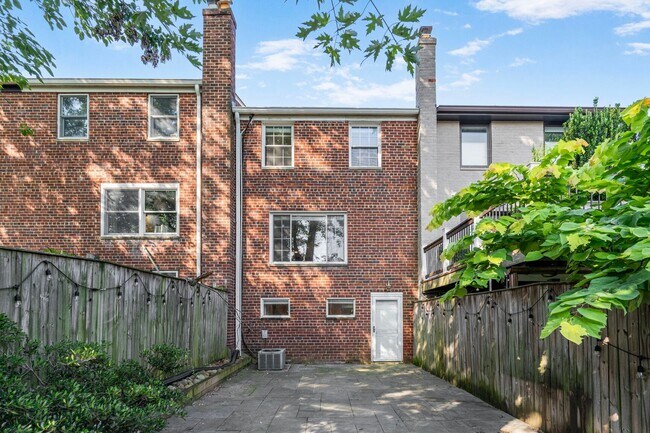 Building Photo - Available Now! 3 Bed 2 Bath House Near the...