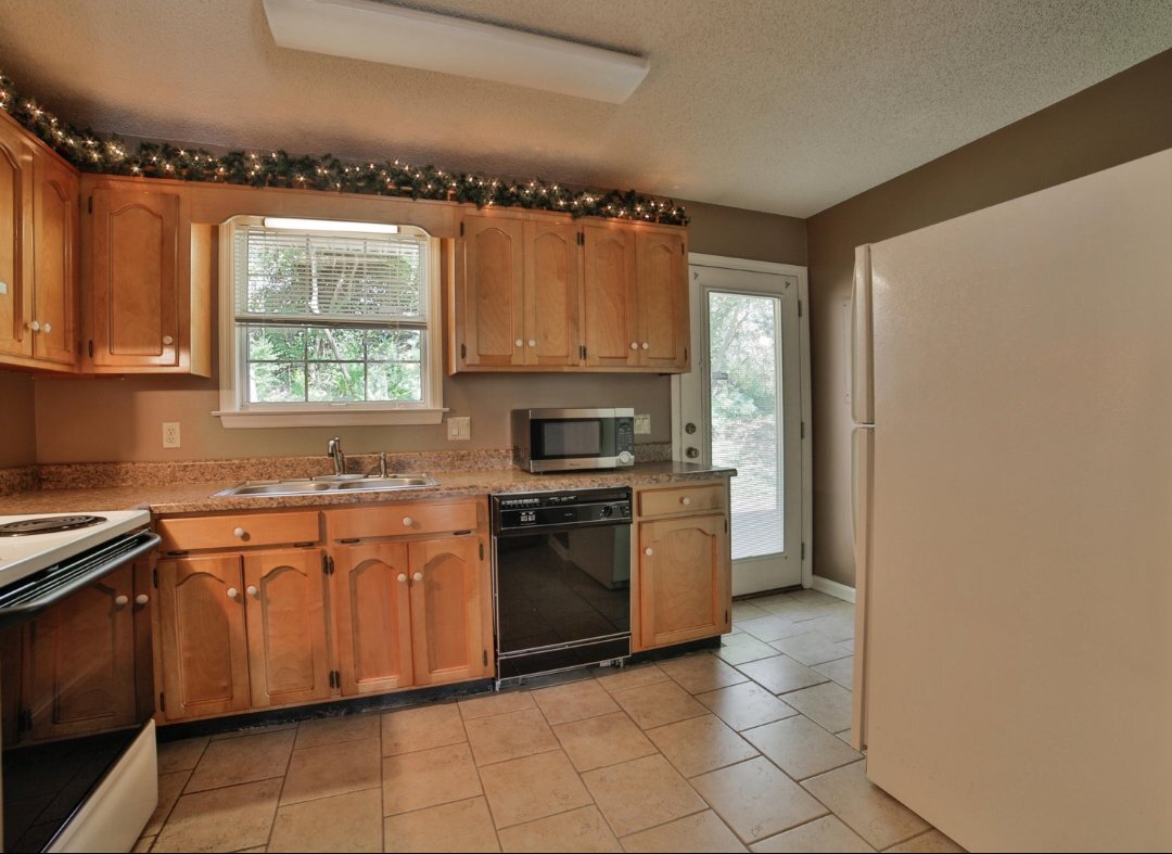 Building Photo - 3839 North Terrace