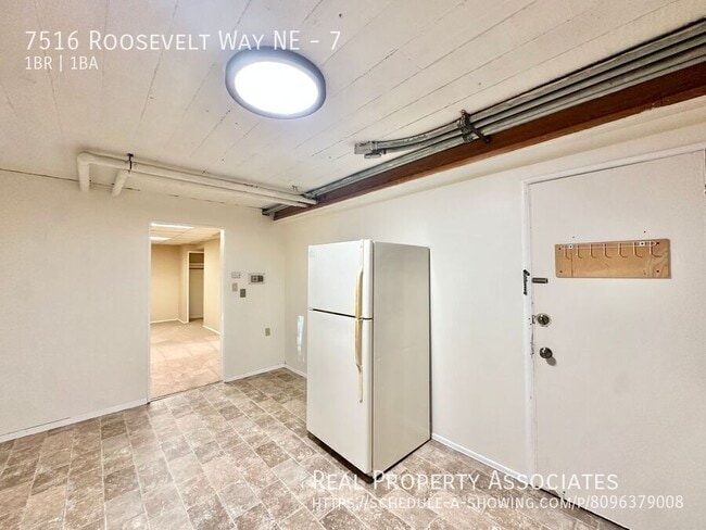 Building Photo - 7516 Roosevelt Way NE