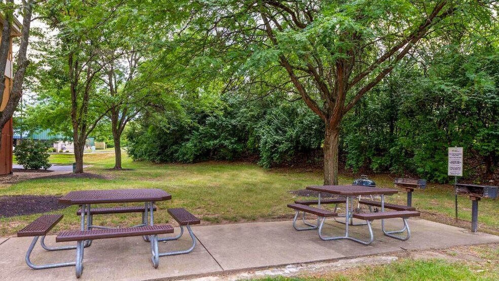 Building Photo - 9651 Seward Rd