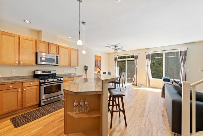 Building Photo - 3Bd/2.5Ba Kirkland Townhouse