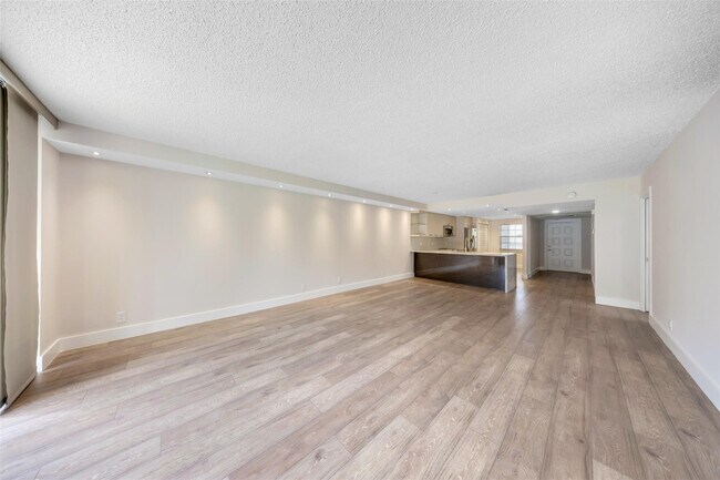 Building Photo - 800 E Cypress Ln