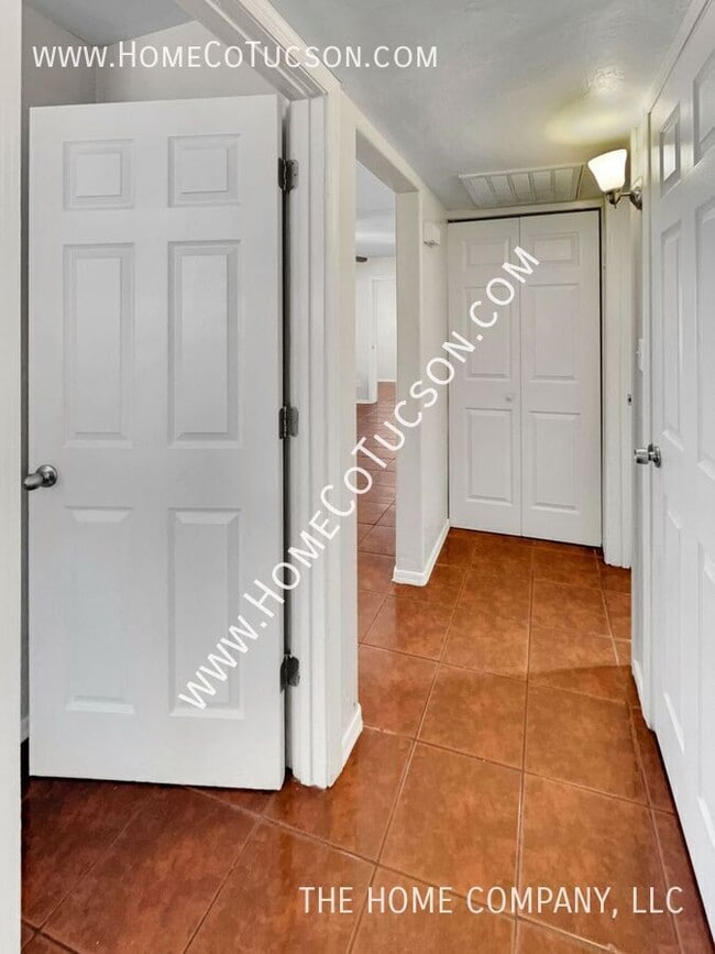 Building Photo - 851 W Calle Lerdo