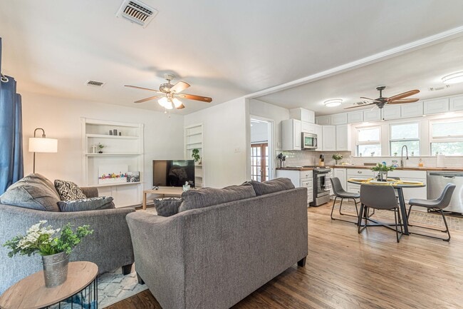 Building Photo - 409 Aero Ave