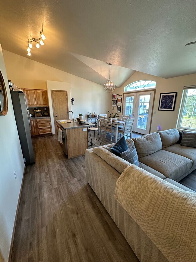 Building Photo - Large 3bd, 2.5 Bath Townhome for Rent in N...
