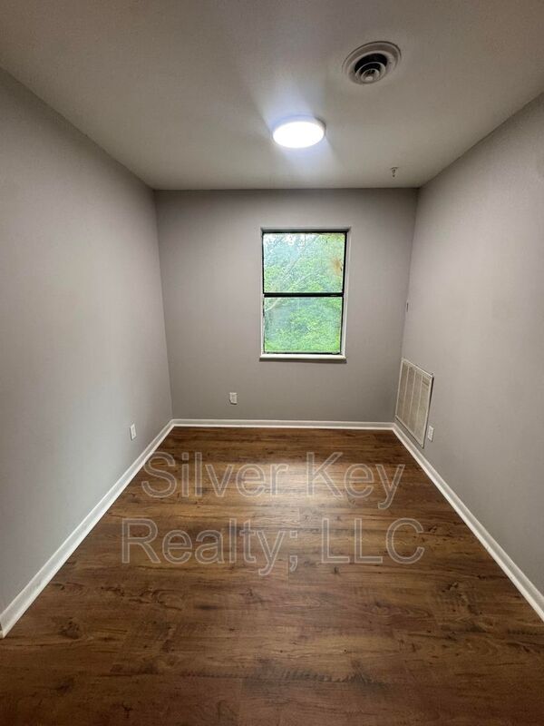 Building Photo - 1206 Knoxville Ave