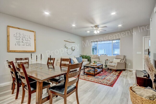 Building Photo - 2726 Barnstormer St