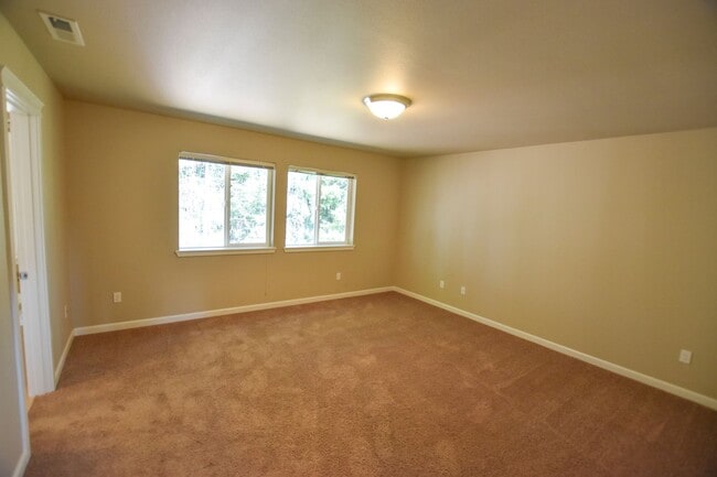 Building Photo - Move in Ready! Apply Today!